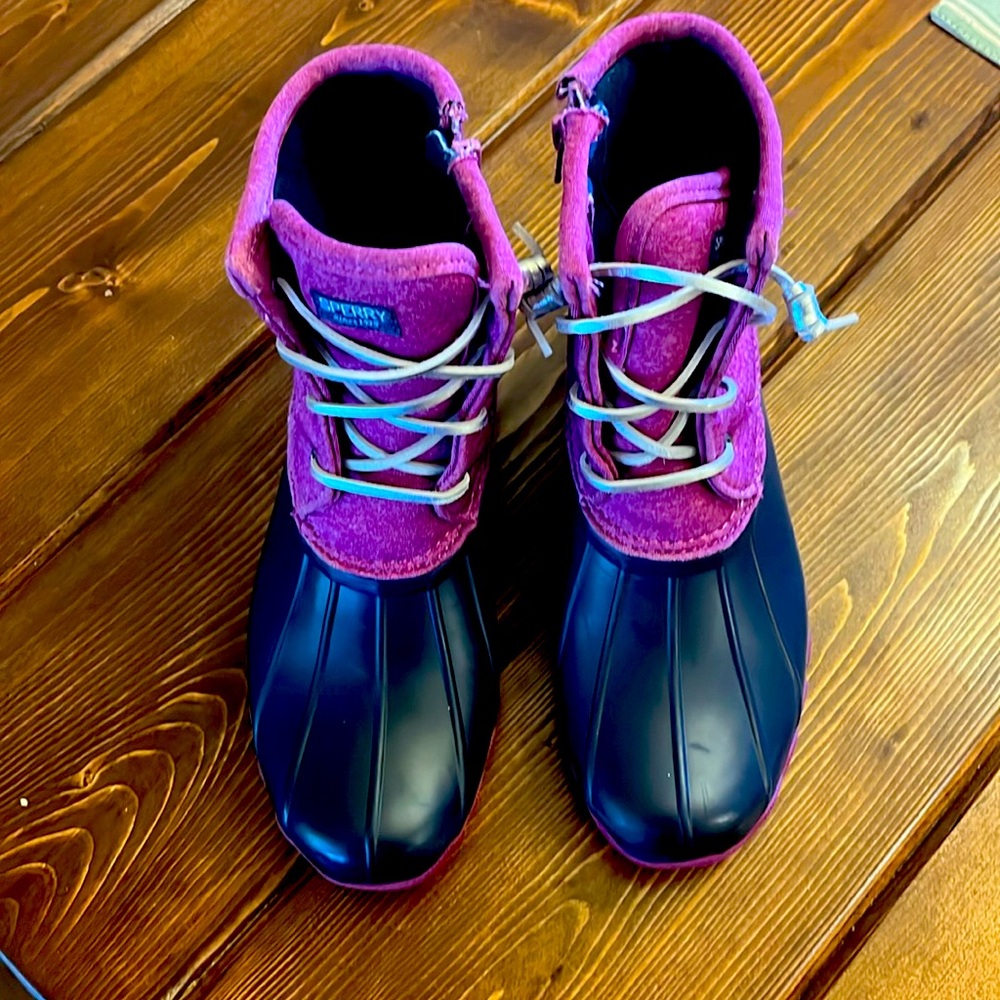 Sperry duck boots with side, zipper, magenta, and navy girls size 6